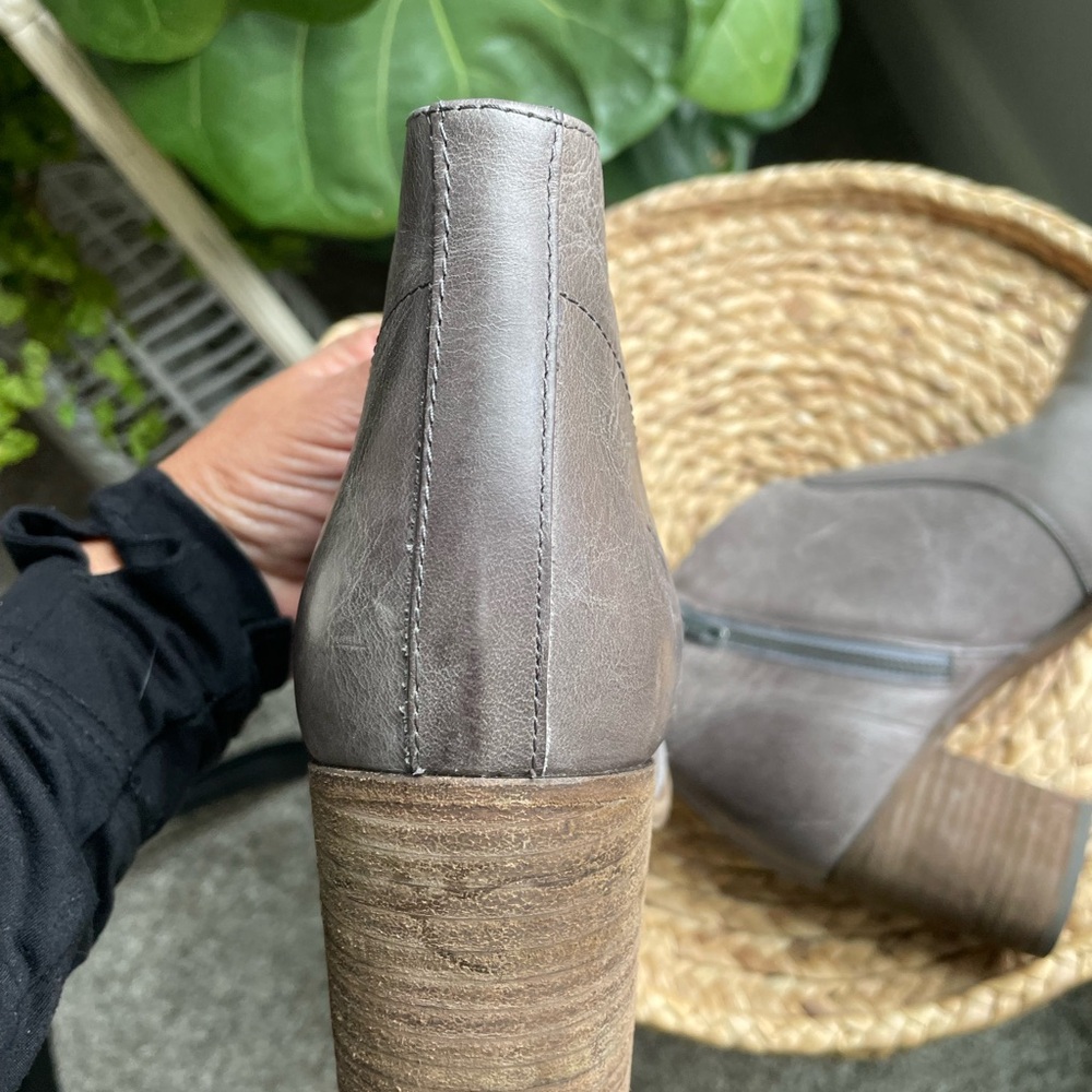 Frye Nora Bootie in like new condition SZ 8.5 leather 3’ heel grey - Picture 9 of 13